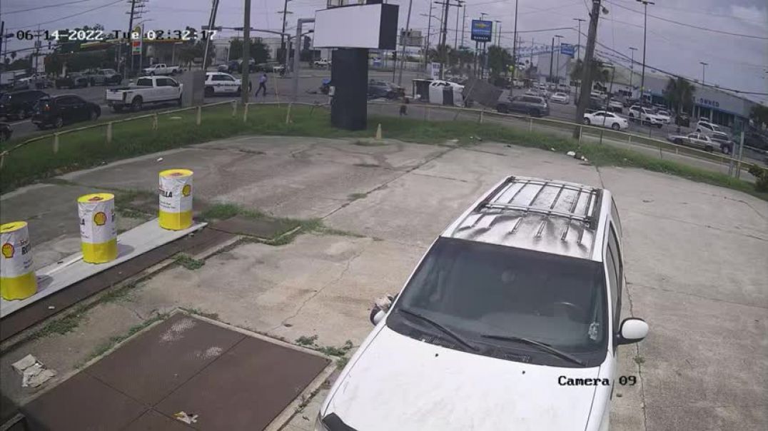 Video Car runs red light, crashing into truck in New Orleans