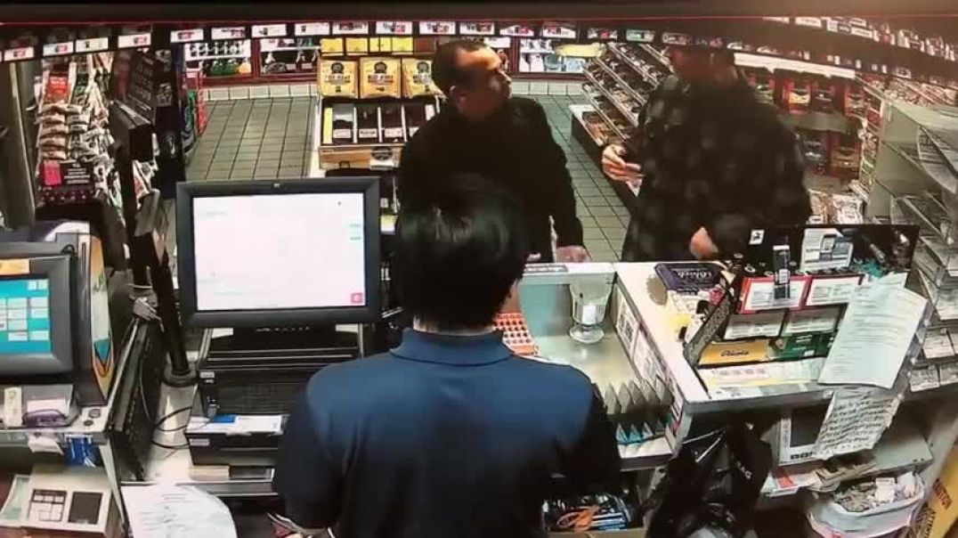 ⁣Off-duty officer pulls gun on man at gas station