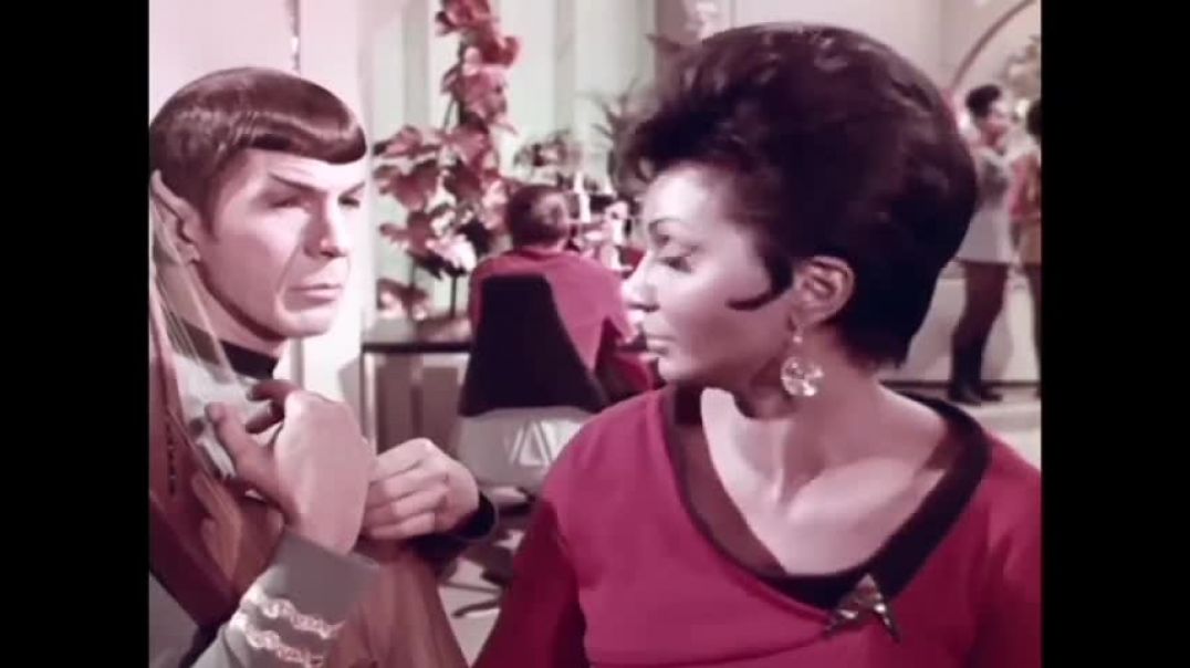 ⁣Deleted scene of Uhura asking Spock to teach her how to play the Vulcan harp