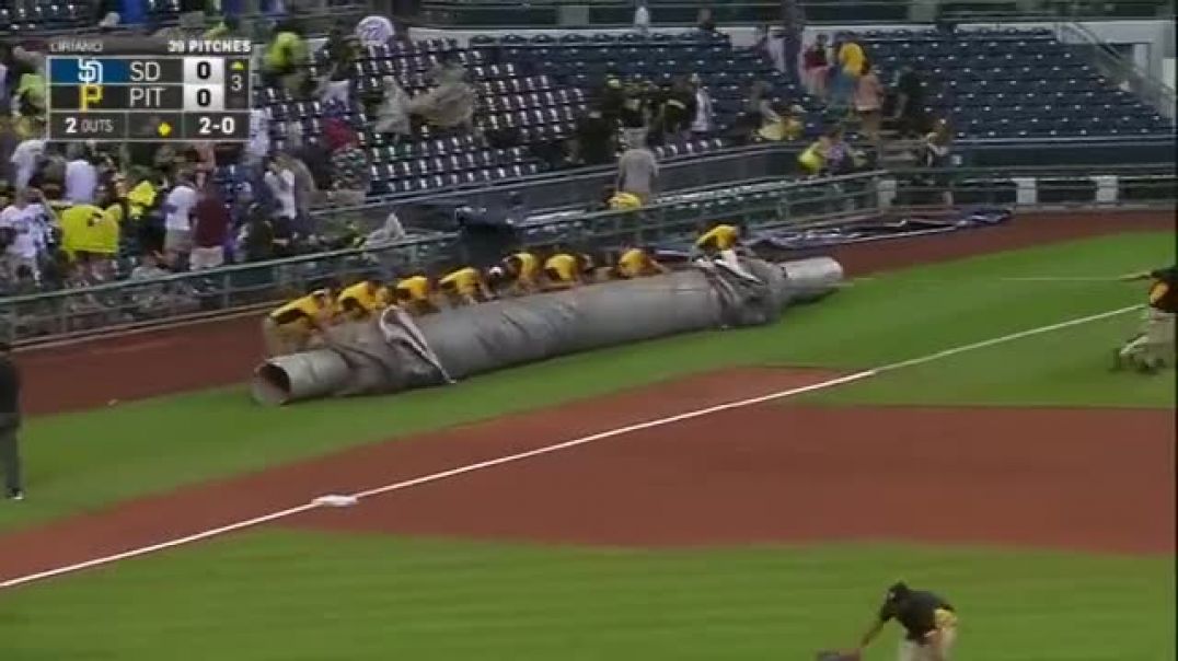 Cutch, Bucs help grounds crew control tarp