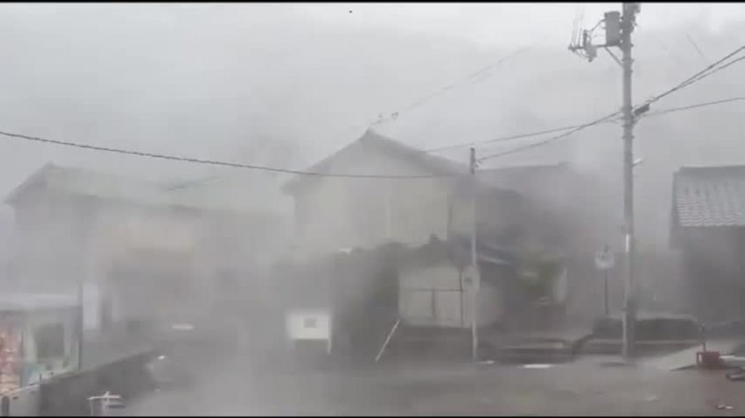 رعب في اليابان! ضرب إعصار نانمادول اليابان بسرعة 200 كيلومتر