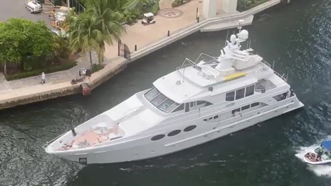 Miami River Yacht Spotting   Big Boats Navigating the Miami River