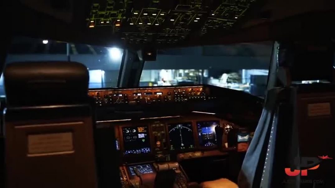 Emirates Women Pilot Boeing 777 into Quito   Cockpit Views