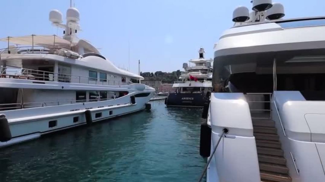 ⁣A Tight Squeeze Docking of a Mega Yacht in Port of Hercules, Monaco