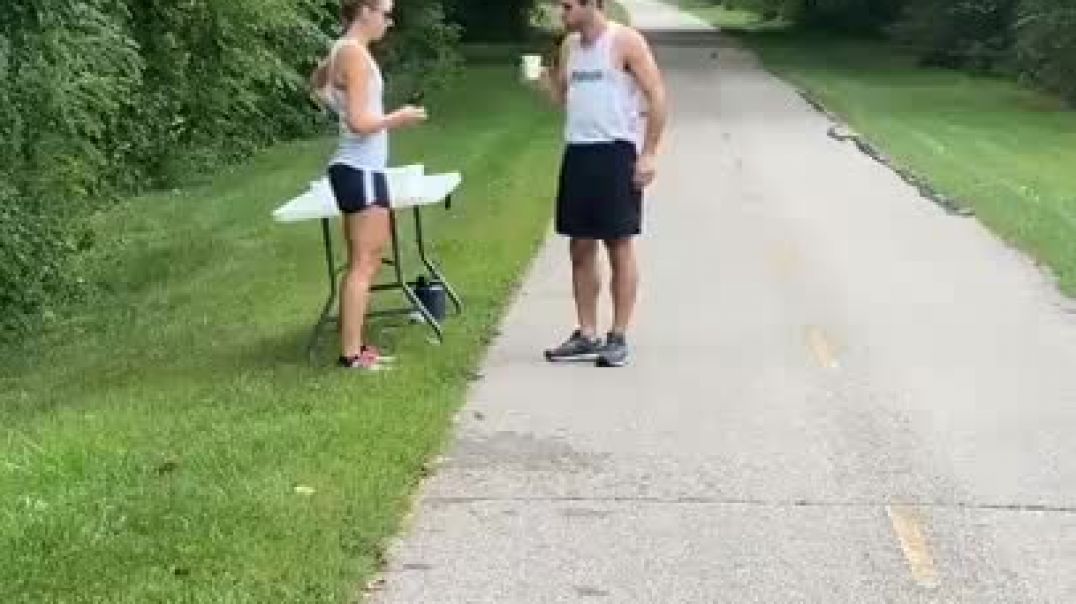 How different people grab water during a race