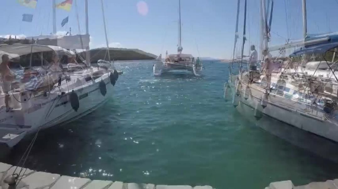 ⁣Docking Catamaran in 20 Knots of Cross Wind