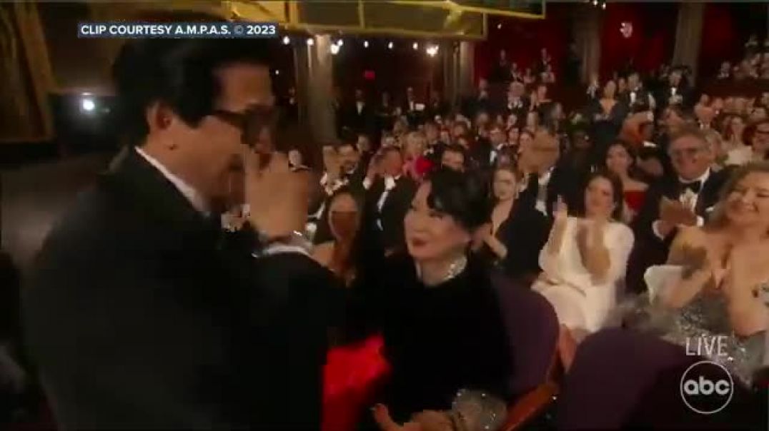 ⁣Ke Huy Quan is overcome with emotion as he accepts Oscar - full speech