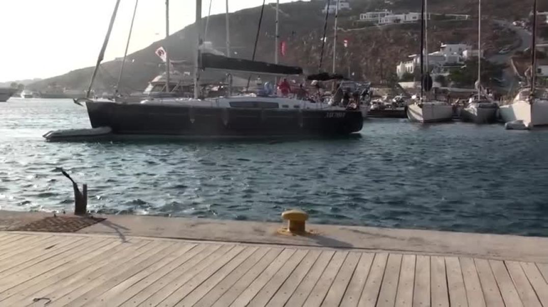 ⁣Docking a sailboat in gusty wind (Mykonos)