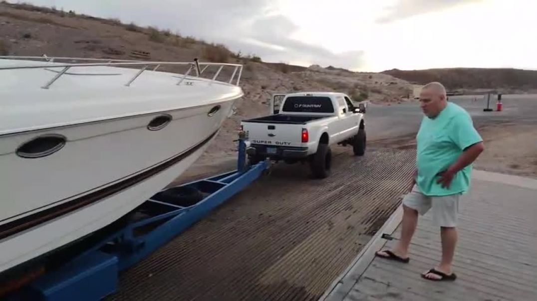 40 Foot Yacht Gets Stuck On Launch Ramp!