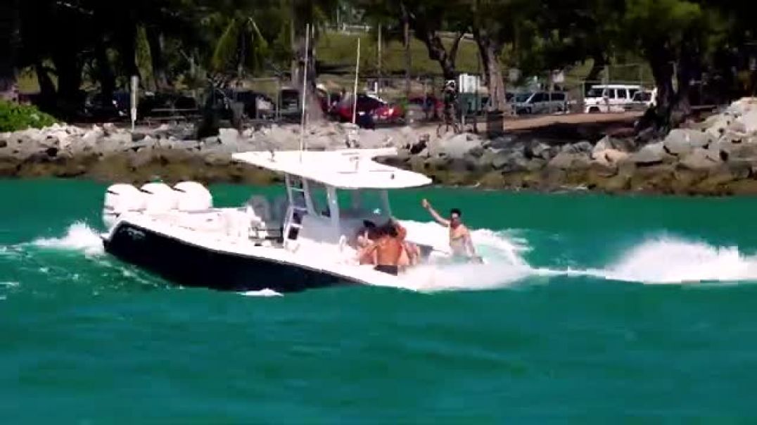 ⁣HUGE STUFFING SENDS PASSENGERS INTO PANIC MODE AT HAULOVER INLET !!   HAULOVER BOATS   WAVY BOATS