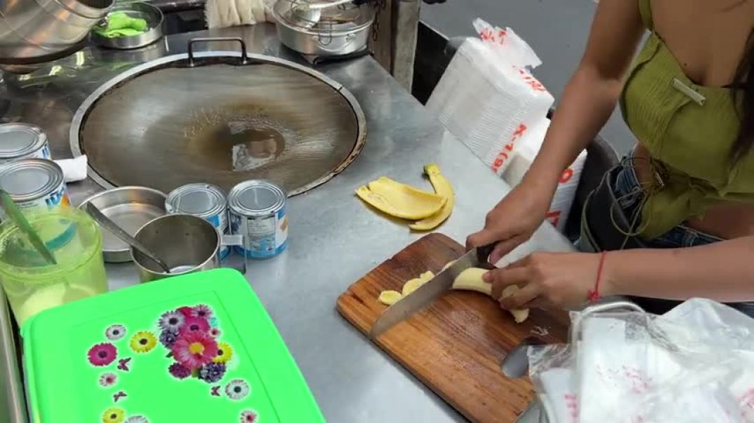 ⁣The Most Popular Lady in Eggs & Bananas Roti in Bangkok - Thai Street Food