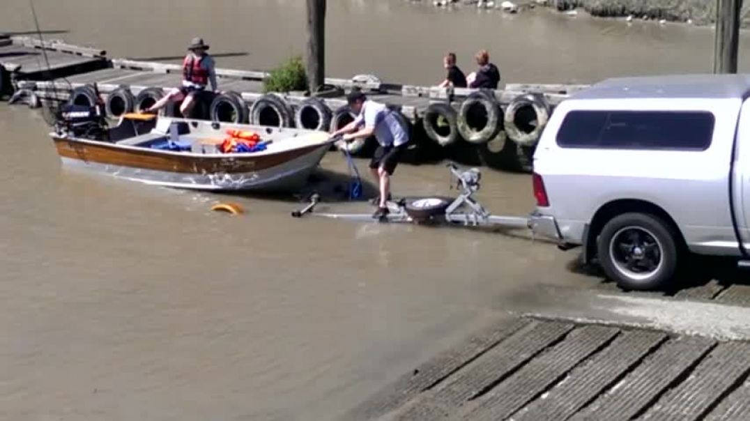 ⁣Boating Fail. Everyone is getting wet. You got to watch