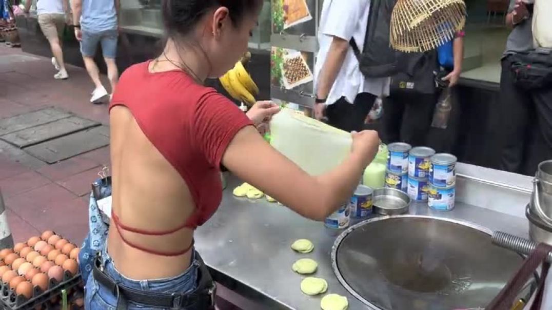 The FAMOUS Roti Lady Bangkok - Thai street food