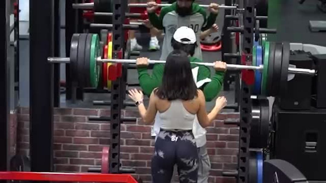 ⁣Elite Powerlifter Pretended to be a BEGINNER in a GYM to make GIRLS CRAZY   Aesthetics in Public