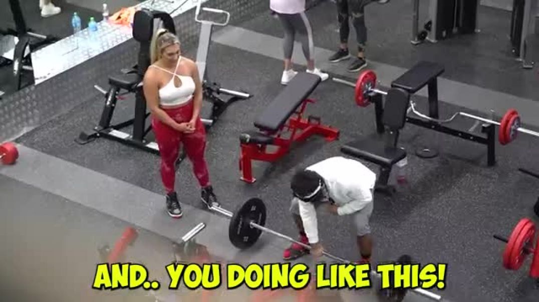 ⁣Elite Powerlifter Pretended to be a FAKE TRAINER   Anatoly Aesthetics in Public