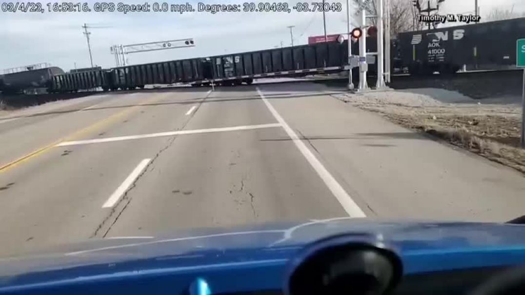 ⁣Dash cam footage captures Springfield, Ohio train derailment