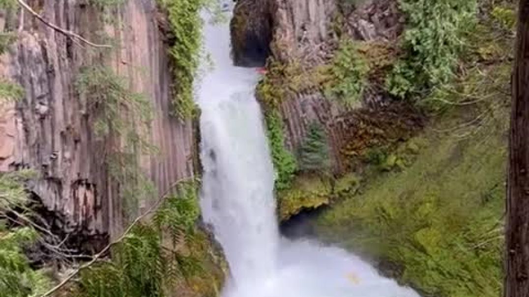 ⁣Daring Kayakers Descend a Massive Waterfall   ViralHog