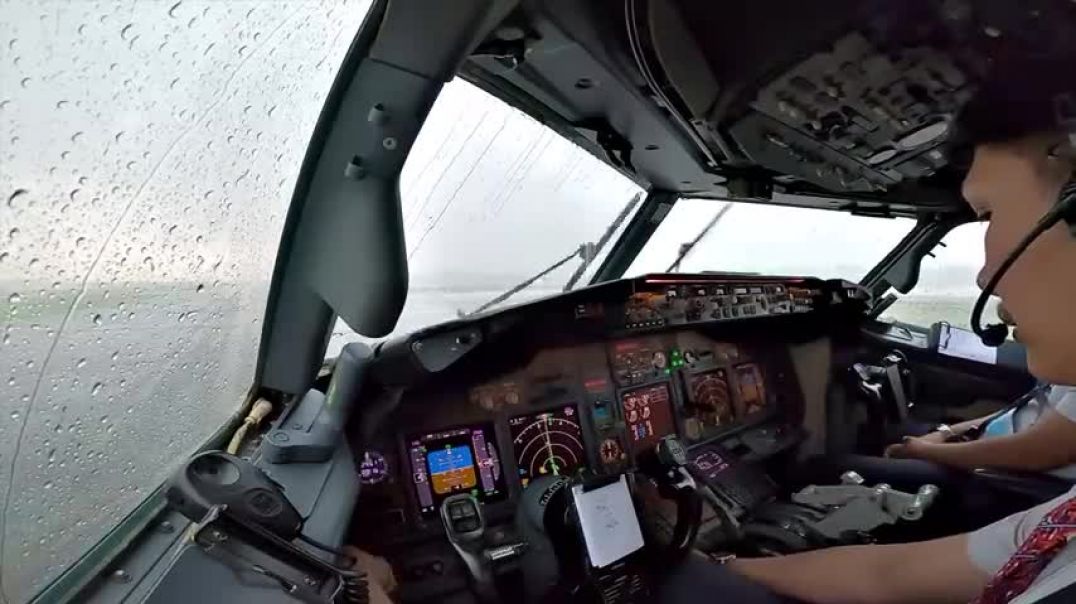 ⁣PILOTING BOEING 737-800 THROUGH THE WORST WEATHER EVER   THUNDERSTORM RAIN