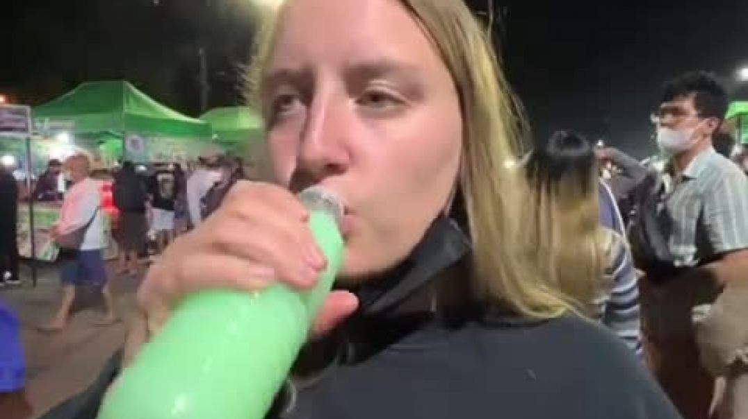 ⁣Zoe Tries Pandan shake in baguio night market #filipinofood #philippines #baguiocity