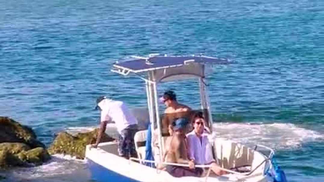 Boat Crashes into Rocks at Haulover Inlet!   Wavy Boats