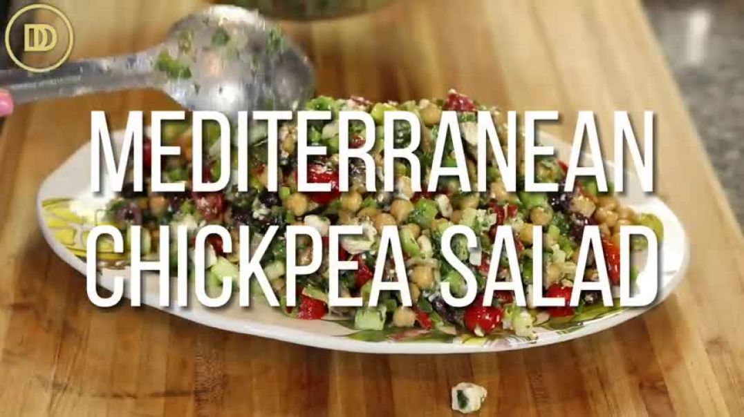 ⁣Mediterranean Chickpea Salad Ready in 15 Mins!