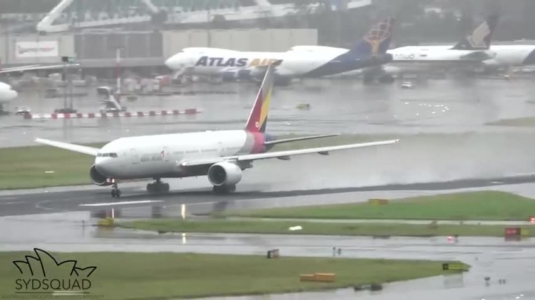 HEAVY RAIN & BIG WATER SPRAY - Plane Spotting @ Sydney Airport! A380 A330 A350 747 -