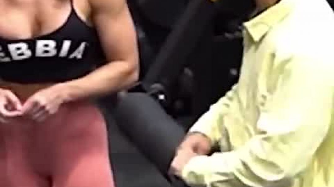 Gym girl's Reaction to Powerlifter's Gym Prank is arrogant (Via YT ANATOLY)