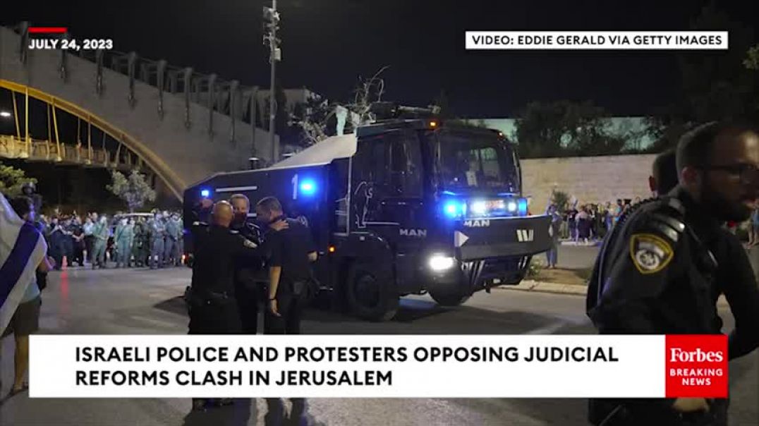 SHOCKING FOOTAGE Israeli Police Clash With Protesters In Jerusalem, Use Water Cannons