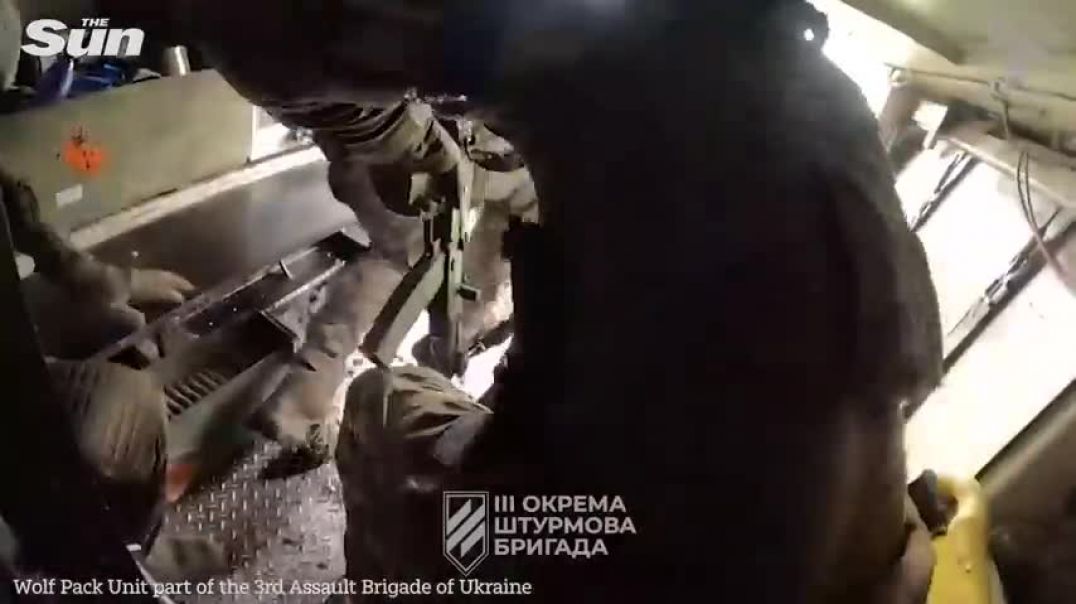 ⁣SHOT Ukrainian soldier continues to fire MACHINE GUN at Russian forces