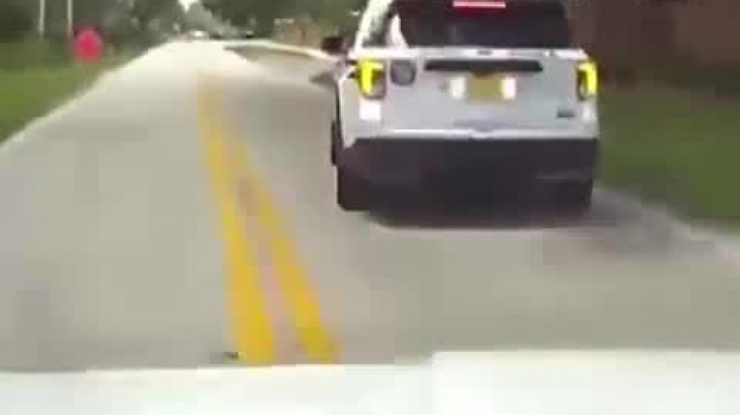 ⁣Orlando police officer drives off after being pulled over for speeding