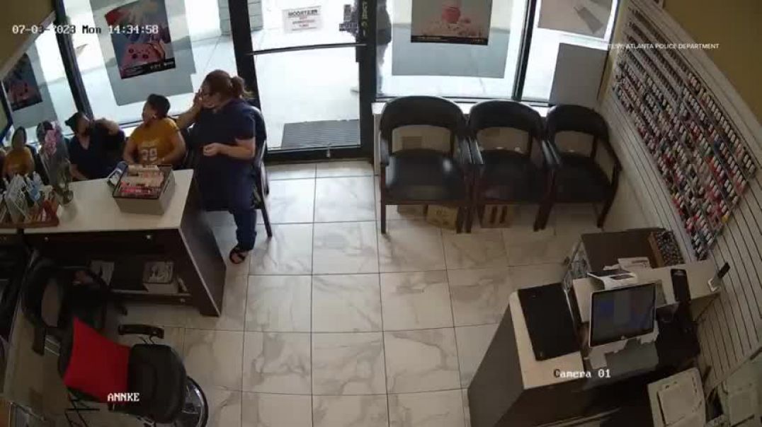 ⁣Patrons ignore robber at Atlanta nail salon, police searching for suspect