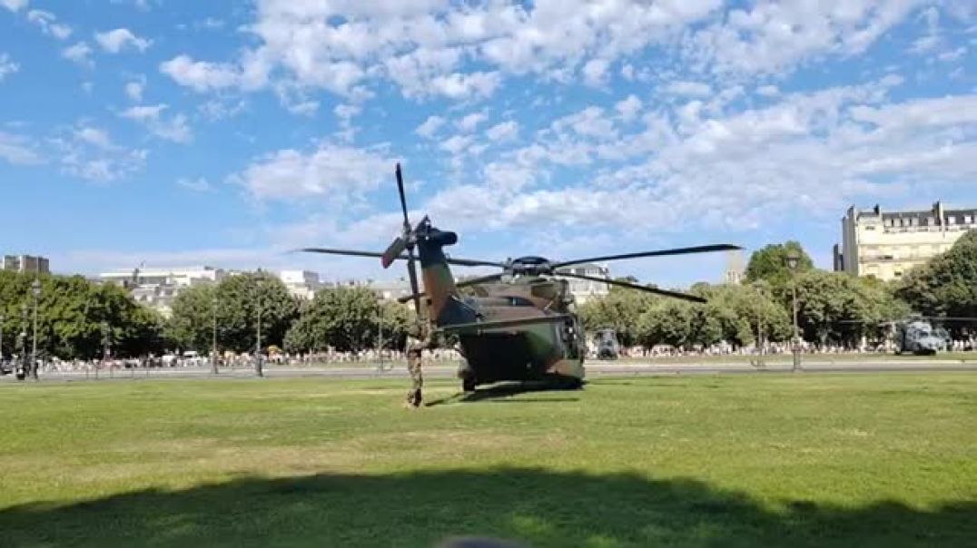 14 juillet 2023  Hélicoptères des armées françaises sur l'Esplanade des Invalides à Paris  blf