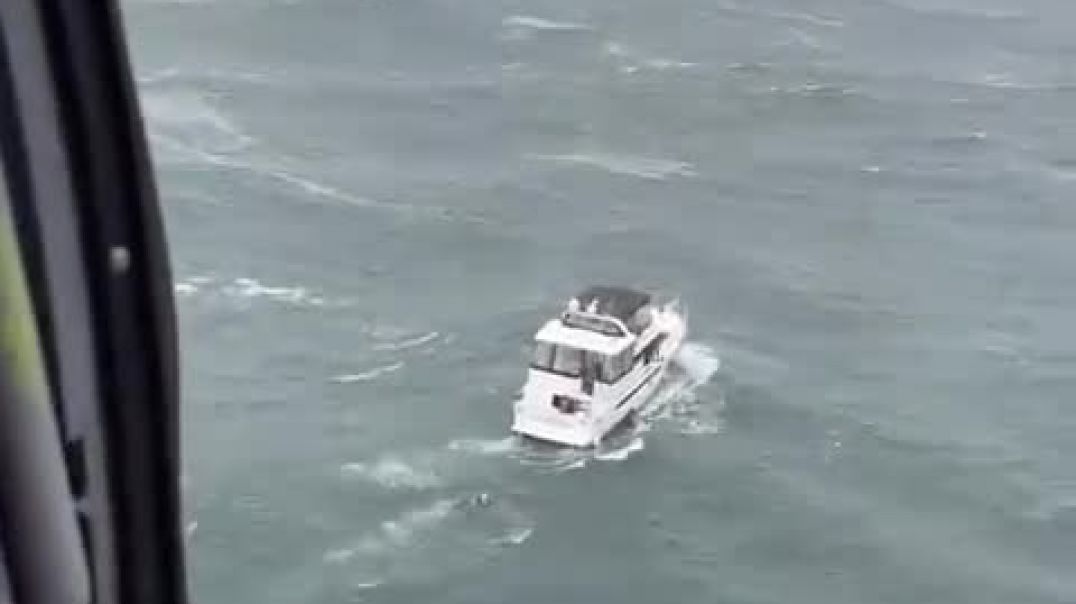 Massive wave wipes out boat during Coast Guard rescue