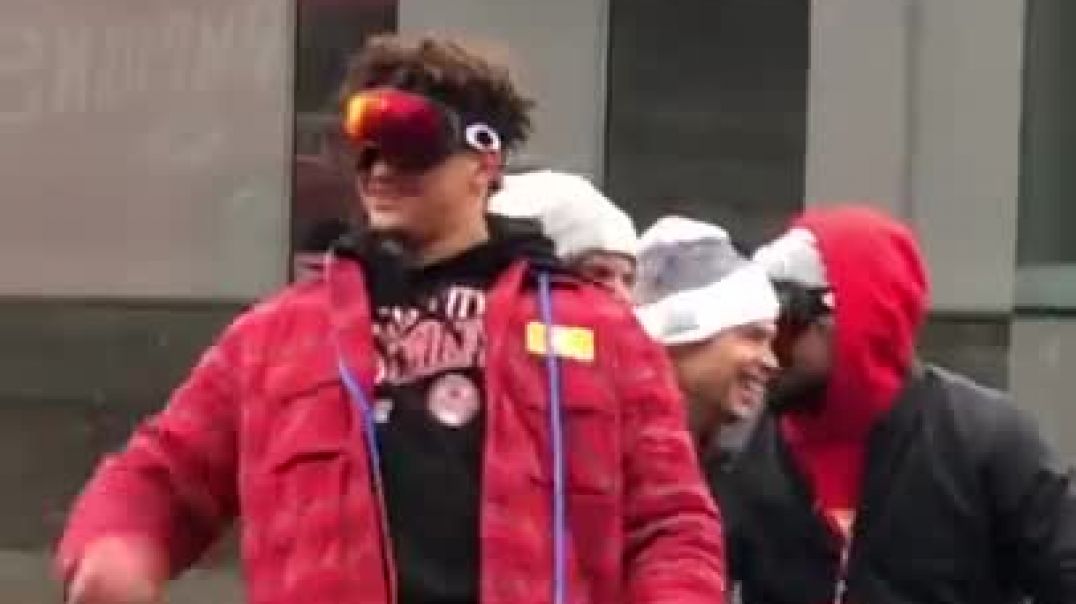 ⁣Patrick Mahomes catches beer from crowd, chugs it