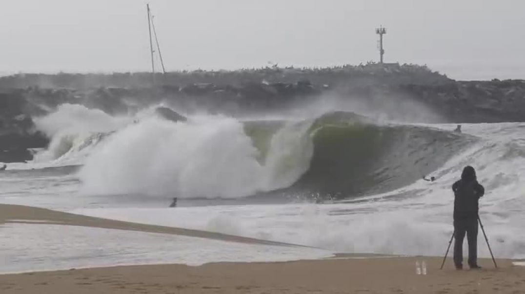 Surfers charge GLASSY but challenging morning at Wedge! (RAW FOOTAGE)