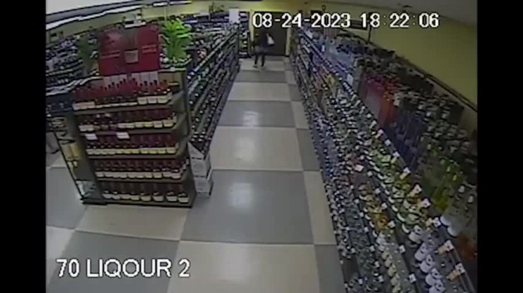 ⁣Surveillance video shows TaKiya Young putting liquor bottles in her bag inside Ohio Kroger store