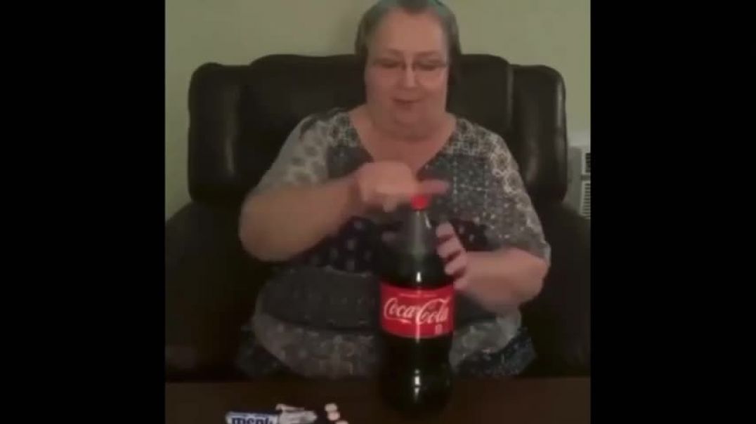 ⁣Old Lady puts mentos in soda