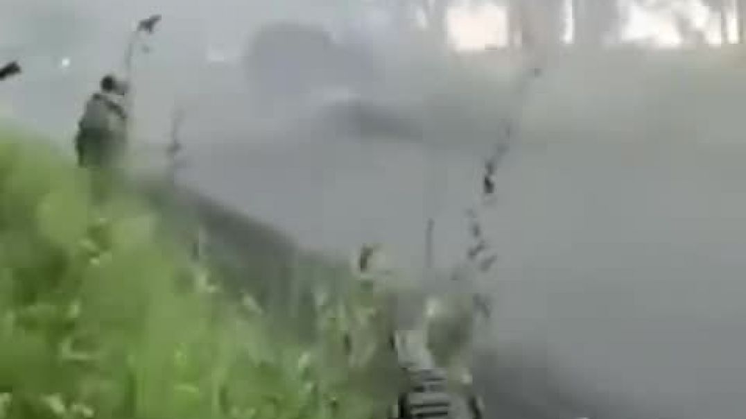 ⁣Ukrainian troops ambush Russian truck