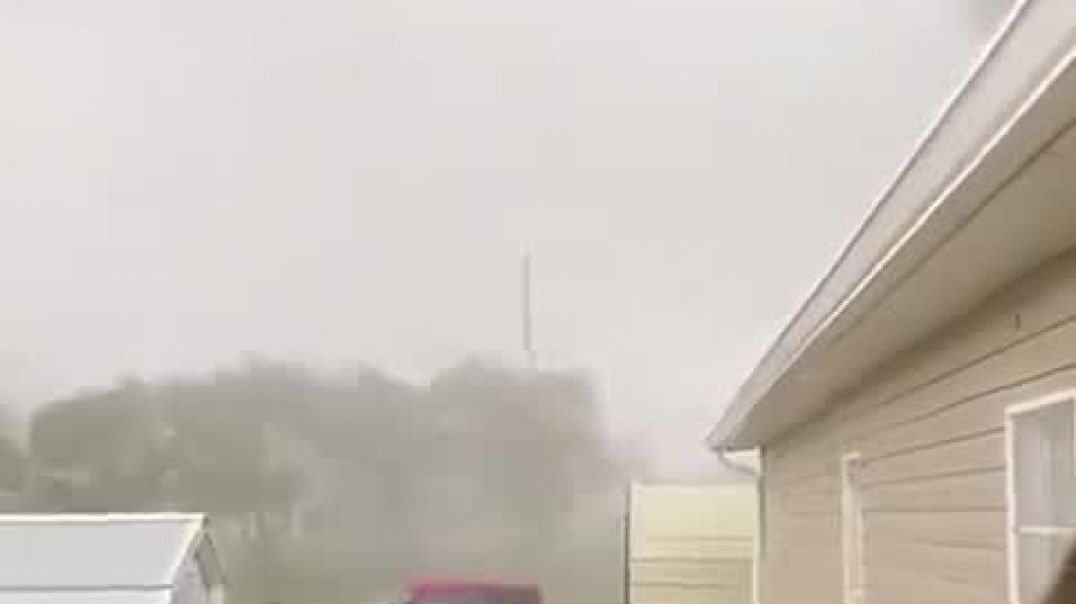⁣Dramatic video shows tornado tearing through North Carolina mobile home community