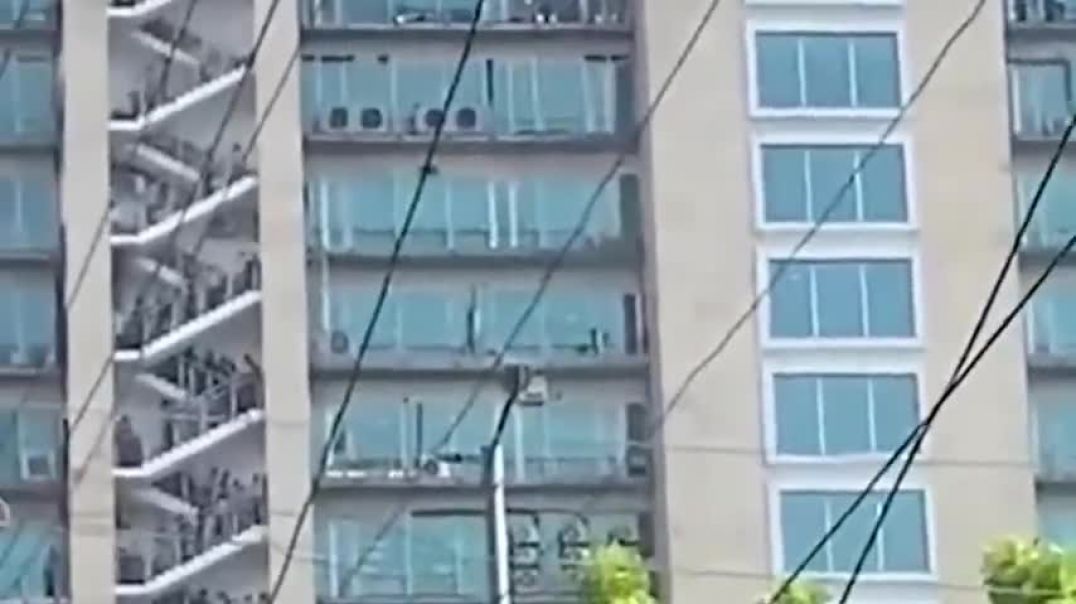 ⁣Houses are falling, don't look if you're scared! Powerful earthquake in Chile