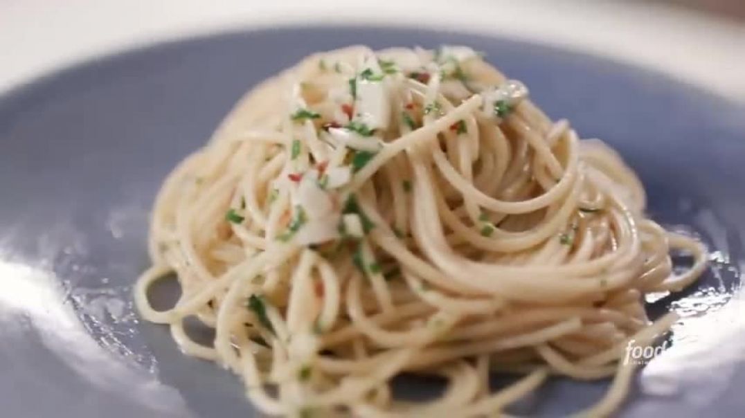 ⁣Scott Conant's Spaghetti Aglio e Olio | Food Network