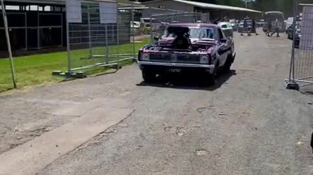 ⁣Aussie Burnout Car with CRAZY Idle