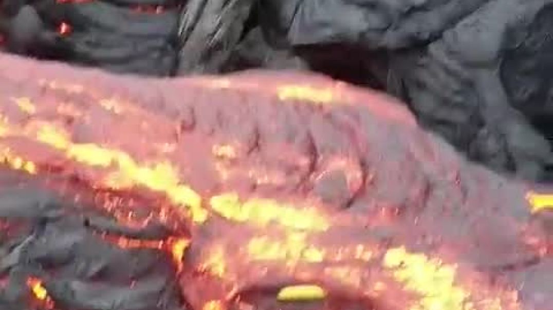 ⁣Banana thrown into Icelandic volcano lava at Reykjanes