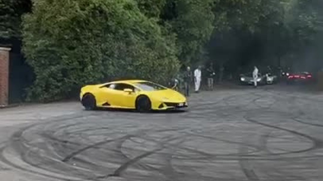 ⁣Lamborghini Aventador Ultimae, Huracan STO, Evo - Burnouts and Donuts