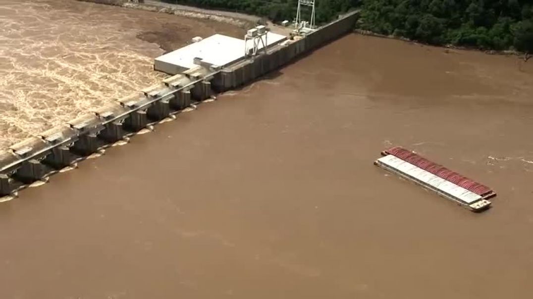 ⁣Barges hit Oklahoma dam on Arkansas River