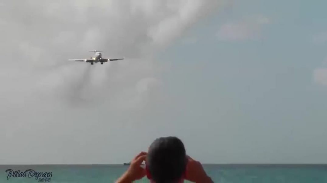 ⁣Plane Almost Lands on People