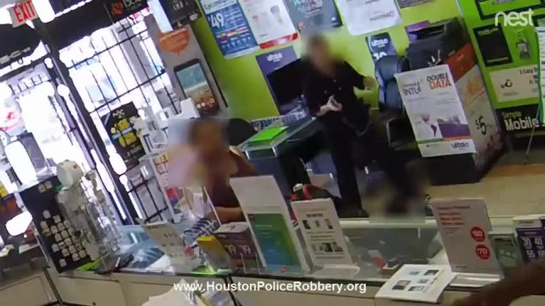 ⁣Robbery suspect locked inside Texas store prays, begs to be released