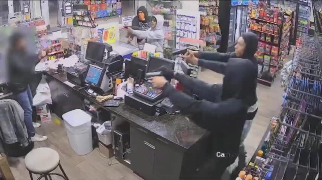 ⁣Clerk bombarded by 4 gunmen during robbery at SW Houston gas station, video shows