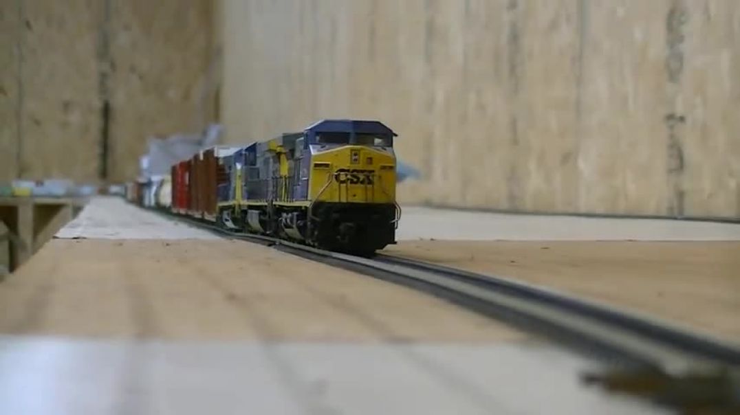 Very Long HO scale CSX model train