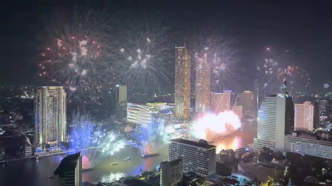 ⁣[4K] HAPPY NEW YEAR 2024 Fireworks over iconic Bangkok skyline   ICONSIAM